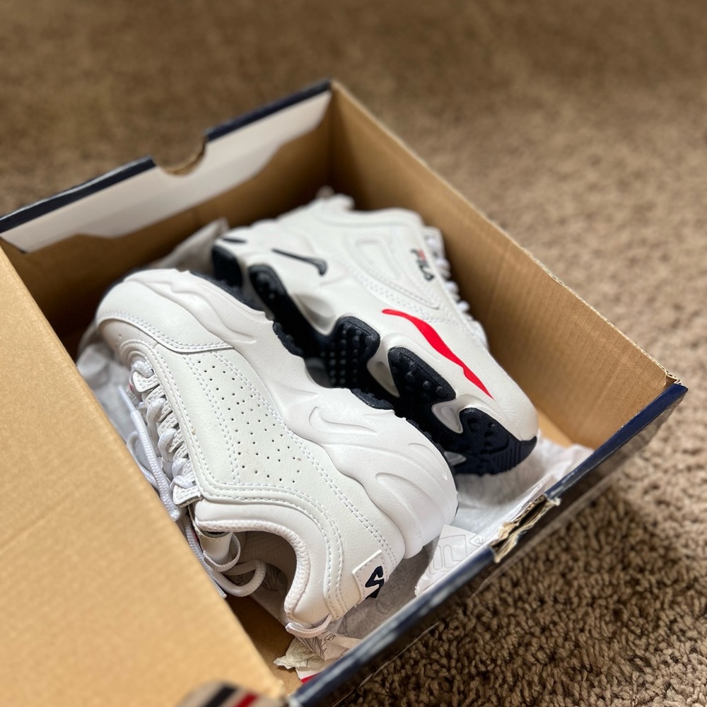 WHITE fila disruptor 2 ray tracer toddler boy 11 In slightly used condition.